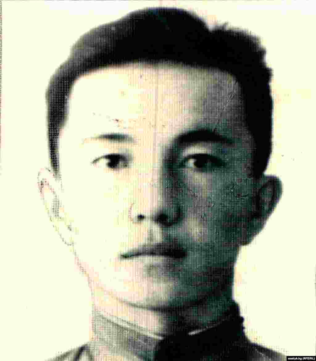 Сооронбай Жусуевдин майданда жүрүп жазган "Алдыга жүргүн кыргыздар!" деген ыры "Ала-Тоо" журналынын 1943-жылдагы 12-санына жарыяланган.