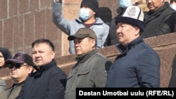 Депутаты на митинге в поддержку Райымбека Матраимова. 28 февраля 2021 года.