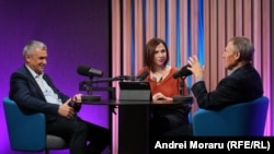 Victoria Coroban, gazda podcastului „Dincolo de știri”, alături de analiștii Nicolae Negru și Igor Boțan, în studioul Europei Libere de la Chișinău.