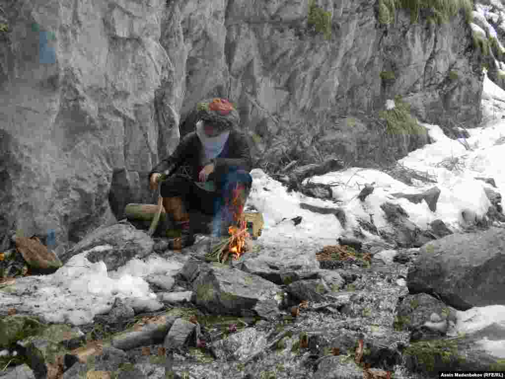 Буга чейин "Үркүн" тасмасынын үзүндүлөрү ушул кандуу окуялар болгон башка тарыхый жерлерде да тартылган.&nbsp;