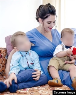 Lavinia Vlad, alături de cei doi copii ai săi.