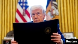 Președintele SUA, Donald Trump, în timpul semnării unui ordin executiv, pe 9 aprilie la Casa Albă.
