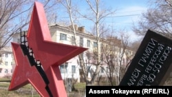 Gazagystanyň Akmola obasynda 1930-50-nji ýyllaryň syýasy repressiýasynyň pidalarynyň hormatyna açylan alleýadaky ýadygärlik. Akmola, aprel, 2011. 