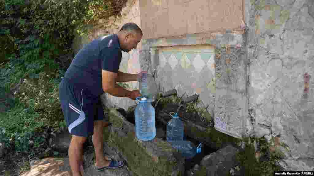 Уздовж лівого берега річки Чурук-Су, що протікає через Ізюмівку, б'є кілька джерел. Місцеві жителі стверджують, що вода в них досить чиста і багата іонами срібла