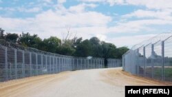 Gardhi me tela gjemborë në kufirin midis Serbisë dhe Maqedonisë së Veriut