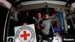 Освобожденные Израилем палестинские заключенные в автобусе Международного комитета Красного креста, 20 января 2025 г.