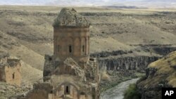 Թուրքիայի սահմանամերձ Կարսի նահանգի տարածքում գտնվող հայկական Անի մայրաքաղաքի Տիգրան Հոնենցի եկեղեցին, արխիվ