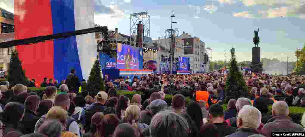 Pristalice Srpske napredne stranke prate obraćanje predsednika Srbije i člana SNS-a Aleksandra Vučića.