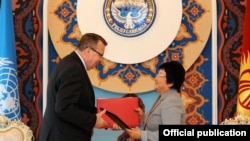 Кыргыз президенти Роза Отунбаева менен БУУнун Баңги зат жана кылмыштуулук боюнча башкармалыгынын аткаруучу директору Юрий Федотов кызматташтык боюнча биргелешкен билдирүүгө кол коюшту. Бишкек, 25-апрель.