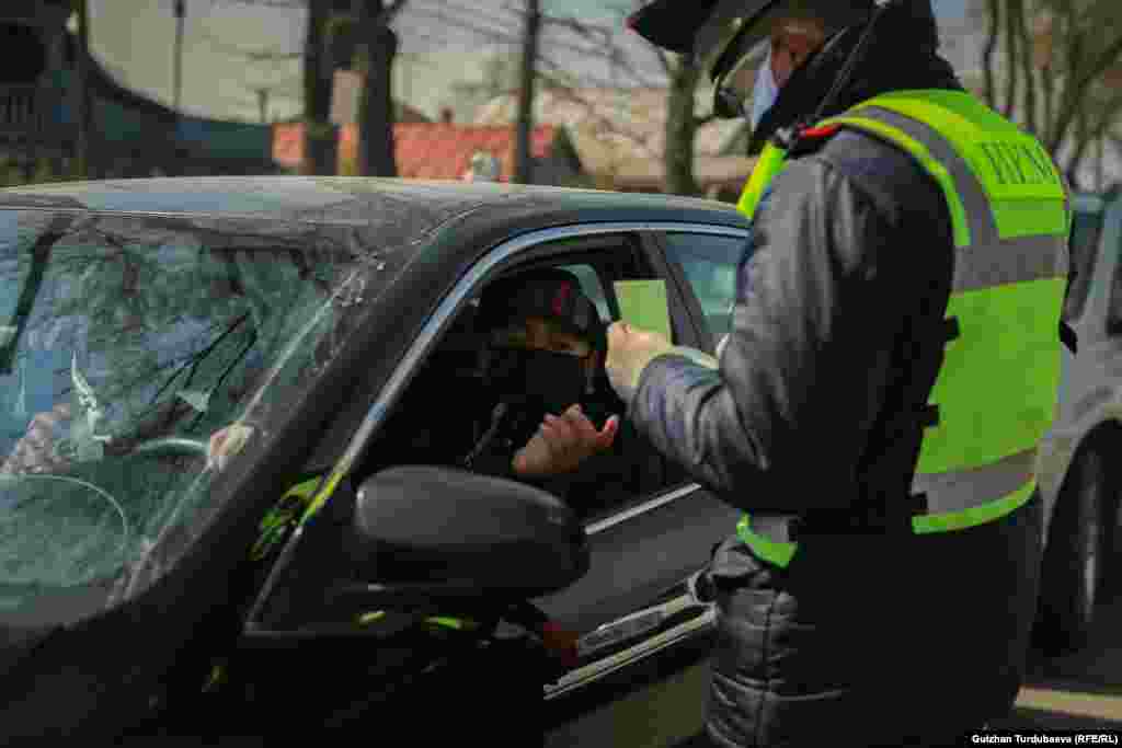 ​Саат 07.00дөн 20.00гө чейин (күндүзгү убакыт) өзгөчө абал режими киргизилген аймакта каттоосу барлардын жана жашоо-тиричиликке, стратегиялык жана башка мамлекеттик объектилердин ишмердүүлүгүнө тартылган автоунаалардын жүрүшү чектелбейт.