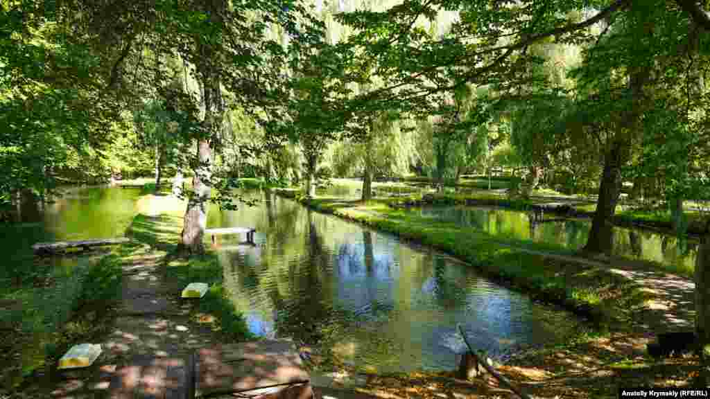 Hocalıqta 17 tıynaq bar. Er birisinde maqsat ve yaşına köre türlü beñli balıq yalday: bir yıllıq, satlıqqa ve ilâhre. Mütehassıslar, bu - balıqlar biri-birini aşamasın, dep yapılğan, çünki büyükçe soyları küçüklerni aşay bile