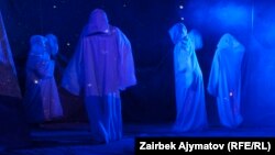 1916-жыл тууралуу  "Ажар" спектаклинен бир көрүнүш. 