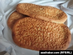 Gurbanlykda dograma etmek üçin bişirilen petir çörek