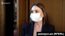 Глава фракции «Мой шаг» Лилит Макунц беседует с  журналистами, 18 августа 2020 г.