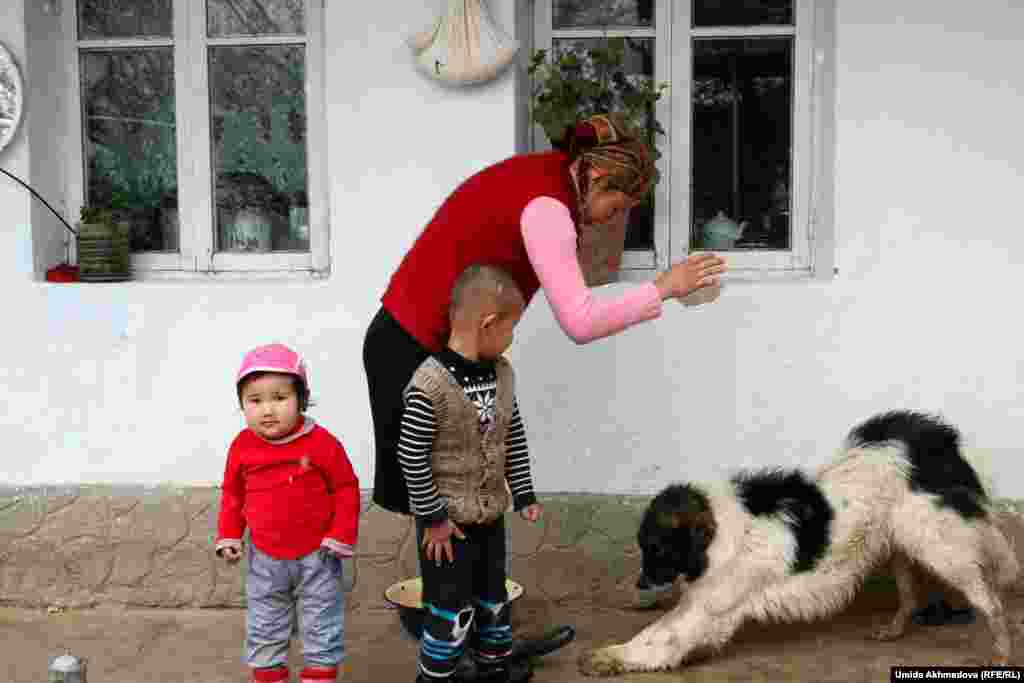 "Келіндеріңіздің бәрі Өзбекстаннан екен. Қазақстаннан қыз табылмады ма?" деген сауалға Анар апа: "Ойбүу, Қазақстанның қалың малы қымбат қой" деді.