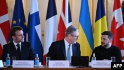 მარცხნიდან მარჯვნივ: საფრანგეთის პრეზიდენტი ემანუელ მაკრონი, დიდი ბრიტანეთის პრემიერ-მინისტრი კირ სტარმერი და უკრაინის პრეზიდენტი ვოლოდიმირ ზელენსკი ლონდონის სამიტზე. 2025 წლის 2 მარტი