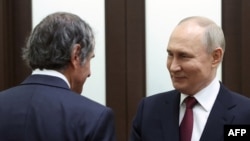 Shefi i Agjencisë Ndërkombëtare për Energji Bërthamore (IAEA), Rafael Grossi, gjatë takimit në Soçi me presidntin rus, Vladimir Putin. 6 mars 2024. 