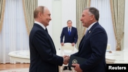 რუსეთის პრეზიდენტი ვლადიმირ პუტინი (მარცხნივ) და აშშ-ის პრეზიდენტის სპეციალური წარგზავნილი სტივ უიტკოფი. მოსკოვი, 6 აგვისტო, 2025.