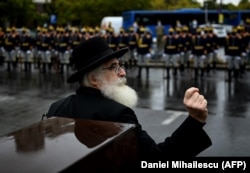რაფაელ შაფერი, რუმინეთის მთავარი რაბინი, ჰოლოკოსტის მსხვერპლთა ხსოვნის ცერემონიაზე. ბუქარესტი, 9 ოქტომბერი, 2020 წ.