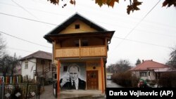 Një person kalon pranë një grafiti me portretin e presidentit rus, Vladimir Putin. Zveçan, dhjetor, 2018. 

