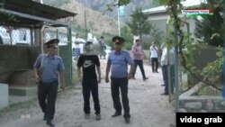 Навҷавон дар гузориши вазорати умури дохилӣ тасвир мекард, кӣ чӣ гуна ду нафарро қатл кардааст.