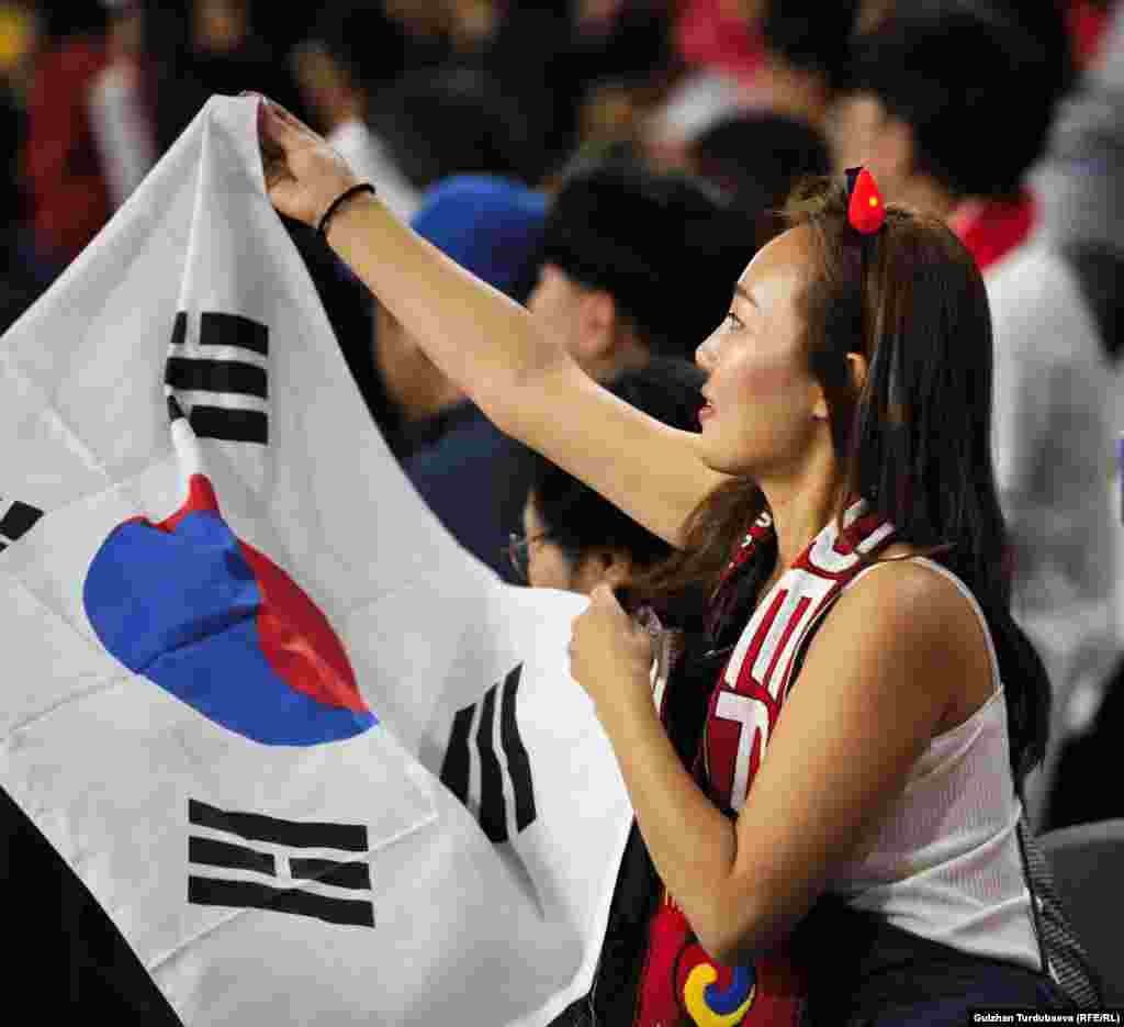 Түштүк Корея курама командасын колдоп келген сулуу.