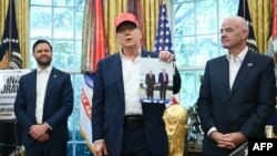 Тръмп говори на събитие, на което обяви, че жребият за Световното първенство по футбол ще се проведе във Вашингтон. Тръмп каза, че Путин „много иска да бъде" [на световното] и „може да дойде, а може и да не дойде“ в зависимост от резултата от мирните усилия в Украйна.