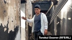 Чек арадагы куралдуу жаңжалда үйү күйгөн жаран. Арка айылы, 2-май, 2021-жыл. 