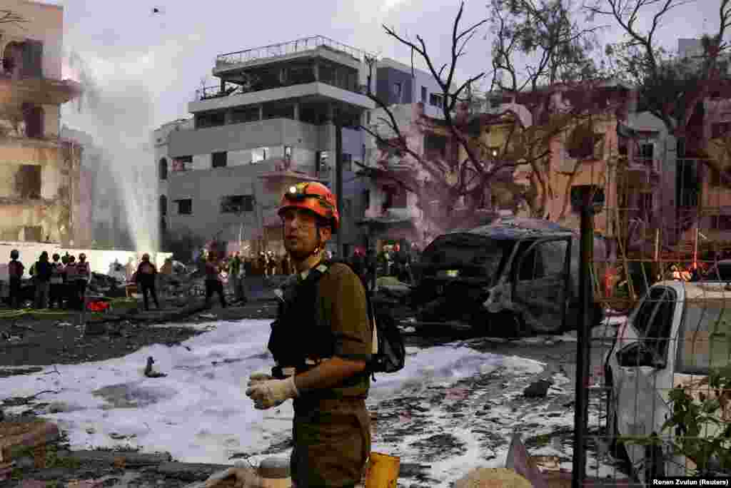 Spasilac na mjestu koje je napadnuo Iran, u Tel Avivu, 16. juna.