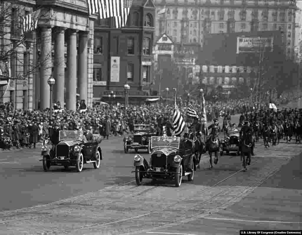 د ۱۹۲۵ز د مارچ څلورمه: په دې انځور کې د ولسمشر کیلوېن کولېج د دویمې لوړې تر مراسمو وروسته مل کاروان ګورئ. دا د امریکا د ولسمشر د لوړې لومړي مراسم ول چې په ژوندۍ بڼه له راډیو خپاره شول. نېږدې ۲۳ مېلیونه امریکایانو د ولسمشر وینا په ژوندۍ بڼه له راډیو واورېدله. &nbsp;