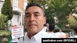 "Türkmenistanyň Demokratik Saýlawy" (DWT) atly oppozisiýa hereketiniň lideri Myrat Gurbanow, Türkmenistanyň Waşingtondaky ilçihanasynyň öňündäki protest aksiýasynda, 2020-nji ýylyň 1-nji sentýabry.