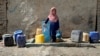 Mulți copii din Kabul nu merg la școală fiindcă au altceva, mai vital, de făcut: să aducă apă în cisterne, de la mulți kilometri, acasă.
