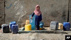 Ауған қызы қоғамдық құдықтан су алып тұр. Кабул, Ауғанстан. 28 сәуір, 2022 жыл. (AP Photo/Ebrahim Noroozi)