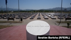 Natpis "Mjesto gdje slava čuva slobodu", na ulazu u groblje u Meji.