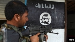 یک سرباز افغان در یکی از مراکز تصرف شدۀ داعش در ولایت ننگرهار.