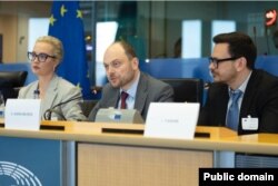 Юлія Навальная, Ільля Яшын і Ўладзімір Кара-Мурза падчас выступу ў Эўрапейскім Парлямэнце 5 чэрвеня 2025 году