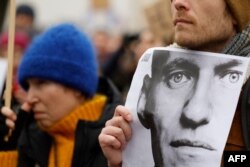 ალექსეი ნავალნის ხსოვნისადმი მიძღვნილი აქცია ბერლინში რუსეთის საელჩოსთან. 2024. 18 თებერვალი