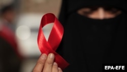 Красная ленточка – символ борьбы со СПИДом.
