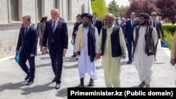 Қазақстанның вице-премьері Серік Жұманғарин (солдан санағанда екінші) Кабулда. 22 сәуір, 2025 жыл.