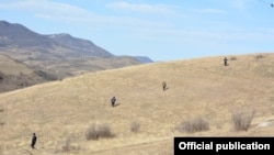 Тоолуу Карабак аймагындагы былтыркы согушта курман болгондордун сөөктөрүнүн калдыктарын издөө аракети, 23-июль 2021-жыл. 