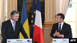 Президенти України і Франції Петро Порошенко (л) й Емманюель Макрон після переговорів у Парижі, 26 червня 2017 року