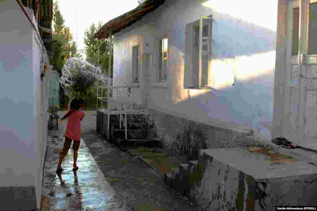 Су сеуіп жүрген балалардың енді бірі суретке түскісі келмеді. Ол интернетте сурет жариялау жақсы емес дейді. Өзбек оқушыларына "интернеттің зияны" туралы көп айтады, телеарналардан ол туралы жағымсыз сюжеттер көрсетеді. Ел билігі интернетті бақылағаннан гөрі оған тыйым салған оңай деп білетін сияқты.