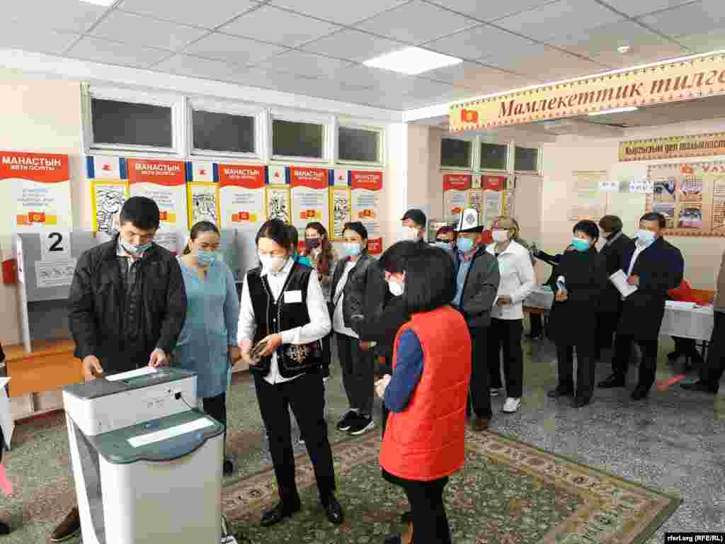 Айрым шайлоо бекеттеринде урналар иштебей калып, мунун айынан кезек күткөндөрдүн катары калың болуп жатат.