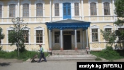 Каракол шаарындагы Ильяз Бийбосунов атындагы педагогикалык окуу жайы 