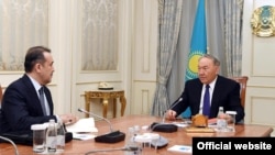 Öňki premýer-ministr, ozalky prezident Nursoltan Nazarbaýewiň uzak wagtlyk egindeşi bolan 56 ýaşly Masimow geçen hepde, ýangyç nyrhlarynyň ýokarlanmagy sebäpli ýüze çykan ganly tolgunyşyklarda halk gazabynyň esasy nyşany boldy.