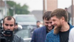 Хусейн Агаев (сзади справа) на встрече с Рамзаном Кадыровым в Грозном, скриншот из инстаграма Агаева