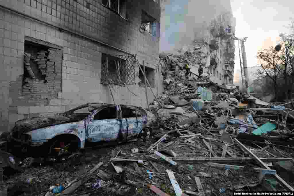 Ракета тийген үйдүн жанындагы күйүп кеткен машине. 