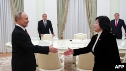 Președintele Rusiei, Vladimir Putin, se întâlnește cu ministra de externe nord-coreeană Choe Son-hui la Moscova, pe 27 octombrie 2025.