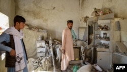 مردان افغان در حال بررسی خانه‌ای آسیب‌دیده پس از حمله هوایی پاکستان در جریان درگیری‌های مداوم بین طالبان و نیروهای مرزی پاکستان در ولسوالی اسپین بولدک ولایت قندهار در ۱۵ اکتبر ۲۰۲۵.