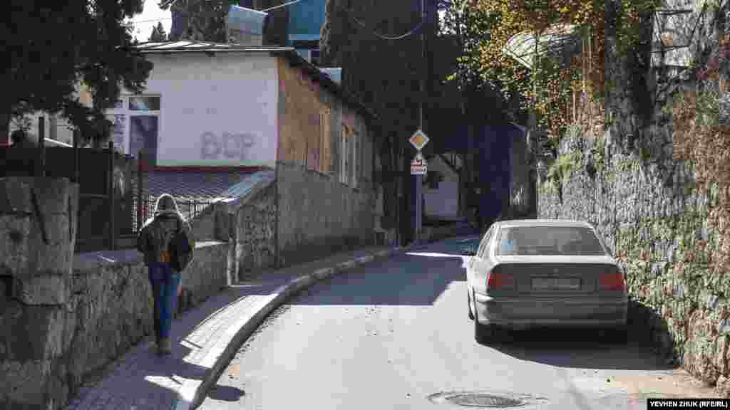 У XIX столітті тут пролягав путівець від села Аутка (тепер селище Чехова) до села Дерекой (тепер Ущельне). Уздовж лівого боку дороги тяглися виноградники. У 1880-х роках, коли по обидва боки дороги з'явилися перші дачі, частина її стала називатися Аутською, а інша частина &ndash; Садовою вулицею. За радянських часів Аутська вулиця була перейменована на вулицю Кірова